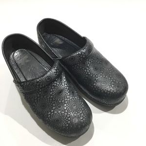 ✅SOLD✅Dansko textured black silver professional